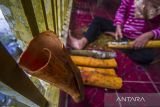 Warga membersihkan kayu manis yang telah dipanen di Dusun Pantai Mangkiling, Kabupaten Hulu Sungai Tengah, Kalimantan Selatan, Jumat (3/6/2022). Kayu manis yang merupakan salah satu produksi unggulan masyarakat pedalaman Pegunungan Meratus dijual langsung kepada pengepul sebagai rempah-rempah untuk bumbu dapur serta diolah menjadi minuman sirup yang sekarang menjadi favorit wisatawan untuk dibawa pulang dan menjadi salah satu keanekaragaman budaya Geopark Meratus. Foto Antaranews Kalsel/Bayu Pratama S.