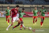 Pesepak bola Timnas Indonesia Elkan W Baggott (kedua kiri) berebut bola dengan pesepak bola Bangladesh Bishwanath Ghosh (ketiga kiri) saat laga persahabatan FIFA di Stadion Si Jalak Harupat, Kabupaten Bandung, Jawa Barat, Rabu (1/6/2022). Pertandingan Indonesia melawan Bangladesh berakhir dengan skor 0-0. ANTARA FOTO/M Agung Rajasa/agr