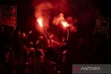 Suporter Timnas Indonesia menyalakan flare usai menyaksikan laga persahabatan FIFA di Stadion Si Jalak Harupat, Kabupaten Bandung, Jawa Barat, Rabu (1/6/2022). Pertandingan Indonesia melawan Bangladesh berakhir dengan skor 0-0. ANTARA FOTO/M Agung Rajasa/agr