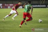 Pesepak bola Timnas Indonesia Saddil Ramdani (kiri) mengejar bola dibayangi pesepak bola Bangladesh Yeasin Arafat (kanan) saat laga persahabatan FIFA di Stadion Si Jalak Harupat, Kabupaten Bandung, Jawa Barat, Rabu (1/6/2022). Pertandingan Indonesia melawan Bangladesh berakhir dengan skor 0-0. ANTARA FOTO/M Agung Rajasa/agr