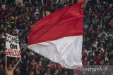 Suporter Timnas Indonesia mengibarkan bendera Merah Putih saat laga persahabatan FIFA di Stadion Si Jalak Harupat, Kabupaten Bandung, Jawa Barat, Rabu (1/6/2022). Pertandingan Indonesia melawan Bangladesh berakhir dengan skor 0-0. ANTARA FOTO/M Agung Rajasa/agr