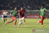 Pesepak bola Timnas Indonesia Stefano Jantje Lilipaly (tengah) menggiring bola dibayangi dua pesepak bola Bangladesh Bishwanath Ghosh (kiri) dan Tutul Hossain Badsha (kanan) saat laga persahabatan FIFA di Stadion Si Jalak Harupat, Kabupaten Bandung, Jawa Barat, Rabu (1/6/2022). Pertandingan Indonesia melawan Bangladesh berakhir dengan skor 0-0. ANTARA FOTO/M Agung Rajasa/agr