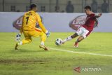 Pesepak bola Timnas Indonesia Stefano Jantje Lilipaly (kanan) melepas tendangan dibayangi penjaga gawang Bangladesh Anisur Rahman (kir) saat laga persahabatan FIFA di Stadion Si Jalak Harupat, Kabupaten Bandung, Jawa Barat, Rabu (1/6/2022). Pertandingan Indonesia melawan Bangladesh berakhir dengan skor 0-0. ANTARA FOTO/M Agung Rajasa/agr