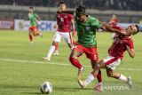 Pesepak bola Bangladesh Tutul Hosaini (kedua kanan) menghadang pesepak bola Timnas Indonesia Irfan Jaya (kanan) saat laga persahabatan FIFA di Stadion Si Jalak Harupat, Kabupaten Bandung, Jawa Barat, Rabu (1/6/2022). Pertandingan Indonesia melawan Bangladesh berakhir dengan skor 0-0. ANTARA FOTO/M Agung Rajasa/agr