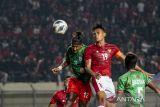 Pesepak bola Timnas Indonesia Fachrudin W Aryanto tengah) dan pesepak bola Bangladesh Bishwanath Ghosh (kiri) berebut bola di udara saat laga persahabatan FIFA di Stadion Si Jalak Harupat, Kabupaten Bandung, Jawa Barat, Rabu (1/6/2022). Pertandingan Indonesia melawan Bangladesh berakhir dengan skor 0-0. ANTARA FOTO/M Agung Rajasa/agr