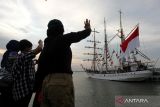 Warga melambaikan tangan saat pemberangkatan KRI Dewaruci yang membawa peserta Muhibah Budaya Jalur Rempah di Koarmada II, Surabaya, Jawa Timur, Rabu (1/6/2022). Pelayaran Muhibah Budaya Jalur Rempah yang diselenggarakan Kemendikbudristek bekerja sama dengan TNI Angkatan Laut, Pemerintah Daerah serta berbagai komunitas budaya itu bertujuan agar generasi muda  mengenal narasi sejarah peradaban rempah, yang telah melahirkan keragaman budaya bangsa Indonesia. Antara Jatim/Didik Suhartono/zk