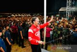 Jokowi dan Iriana nonton Slank  dalam Konser Kebangsaan di NTT