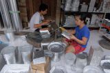 Perajin menyelesaikan pembuatan kerajinan berbahan aluminium dengan cara manual di Bali Anugrah, Denpasar, Bali, Kamis (2/6/2022). Mulai tahun 2022, perajin mampu mengekspor sebanyak 720 produk kerajinan berbahan aluminium ke Filipina, Inggris dan Spanyol dengan harga Rp2.500 - Rp700.000 per buah sesuai ukuran dan kualitas. ANTARA FOTO/Nyoman Hendra Wibowo/nym.