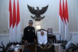 Wali Kota Bogor Bima Arya berfoto bersama seorang siswa SMA di ruang kerjanya, Balaikota Bogor, Jawa Barat, Rabu (1/6/2022). Kunjungan siswa SMA tersebut merupakan rangkaian kegiatan menyambut Hari Jadi Bogor (HJB) ke-540 sekaligus mengenalkan sejarah berdirinya Balaikota Bogor. ANTARA FOTO/Arif Firmansyah/nz