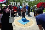 Pengunjung berfoto di lokasi titik nol pembangunan Ibu Kota Nusantara (IKN) di Penajam, Passer Utara, Kalimantan Timur, Rabu (1/6/2022). Titik Nol IKN menjadi salah satu destinasi wisata yang menyerap perhatian publik usai penyatuan tanah dan air nusantara oleh Presiden Joko Widodo dan 34 Gubernur se-Indonesia pada 14 Maret 2022 lalu. ANTARA FOTO/Olha Mulalinda/nz