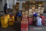 Pekerja memilag telur ayam di Desa Muktisari, Kabupaten Ciamis, Jawa Barat, Jumat (3/6/2022). Koperasi Produsen Peternak Ayam Petelur (PPAP) Ciamis menyatakan harga pakan ayam naik dari Rp5.000 menjadi Rp7.500 per kg yang berdampak pada kenaikan harga telur menjadi Rp26.000 per kg ditingkat peternak. ANTARA FOTO/Adeng Bustomi/agr
