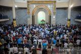 Umat muslim melaksanakan Salat Gaib di Masjid Raya Bandung, Jawa Barat, Jumat (3/6/2022). Sekitar 5.000 umat Islam di masjid tersebut mengikuti Salat Gaib serta doa bersama untuk putra pertama Gubernur Jawa Barat Ridwan Kamil, Emmeril Khan Mumtadz yang dinyatakan tenggelam di Sungai Aare, Swiss. ANTARA FOTO/Raisan Al Farisi/agr