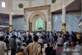 Jamaah Masjid Raya Bandung shalat gaib untuk putra sulung Ridwan Kamil