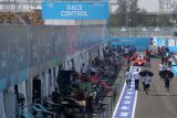 Para kru dari masing-masing tim memeriksa mobil balap listrik di Pit Lane Jakarta International E-Prix Circuit (JIEC) di Jakarta, Jumat (3/6/2022). Ajang balap Formula E seri kesembilan musim 2022 di JIEC akan diikuti 22 pembalap dari 11 tim yang berlangsung pada Sabtu, 4 Juni 2022. ANTARA FOTO/Indrianto Eko Suwarso/nym.