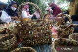 Peserta mengayam tanaman enceng gondok kering saat pelatihan pembuatan kerajinan di Sumber Kembangan, Kediri, Jawa Timur, Sabtu (4/6/2022). Pelatihan yang diikuti oleh ibu-ibu rumah tangga tersebut guna memberikan wawasan tentang pembuatan kerajinan berupa tas, vas bungan, dan hiasan rumah berbahan baku tanaman enceng gondok kering yang dapat menjadi usaha sampingan ramah lingkungan guna membantu perekonomian keluarga. Antara Jatim/Prasetia Fauzani/zk