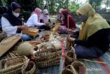 Peserta mengayam tanaman enceng gondok kering saat pelatihan pembuatan kerajinan di Sumber Kembangan, Kediri, Jawa Timur, Sabtu (4/6/2022). Pelatihan yang diikuti oleh ibu-ibu rumah tangga tersebut guna memberikan wawasan tentang pembuatan kerajinan berupa tas, vas bungan, dan hiasan rumah berbahan baku tanaman enceng gondok kering yang dapat menjadi usaha sampingan ramah lingkungan guna membantu perekonomian keluarga. Antara Jatim/Prasetia Fauzani/zk