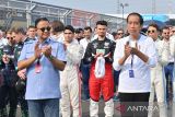 Presiden Jokowi menyerahkan trofi kepada juara Jakarta E-Prix 2022