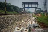 Aktivitas pekerja pada proyek rel ganda di Gedebage, Bandung, Jawa Barat, Sabtu (4/6/2022). Proyek jalur ganda (double track) kereta api jalur Kiaracondong-Cicalengka tersebut ditargetkan rampung pada 2023 mendatang untuk mempercepat pelayanan penumpang, efektivitas waktu dan mampu melayani pengantaran barang hasil industri di kawasan itu. ANTARA FOTO/Raisan Al Farisi/agr