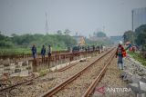 Aktivitas pekerja pada proyek rel ganda di Gedebage, Bandung, Jawa Barat, Sabtu (4/6/2022). Proyek jalur ganda (double track) kereta api jalur Kiaracondong-Cicalengka tersebut ditargetkan rampung pada 2023 mendatang untuk mempercepat pelayanan penumpang, efektivitas waktu dan mampu melayani pengantaran barang hasil industri di kawasan itu. ANTARA FOTO/Raisan Al Farisi/agr