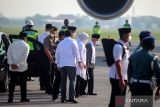  Wakil Presiden Ma'ruf Amin (empat kanan) didampingi Gubernur Jawa Timur Khofifah Indar Parawansa (lima kanan) meninjau keberangkatan jamaah calon haji kelompok terbang (kloter) pertama Embarkasi Surabaya di Terminal 2 Bandara Internasional Juanda Surabaya di Sidoarjo, Jawa Timur, Sabtu (4/6/2022). Sebanyak 445 Jamaah calon haji kloter pertama Embarkasi Surabaya dari kabupaten Tuban dan Bojonegoro diberangkatkan ke Madinah, Arab Saudi. ANTARA Jatim/Umarul Faruq/zk