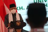 Wakil Presiden, KH Maâruf Amin memberikan sambutan sebelum meresmikan gedung Universitas KH A Wahab Hasbullah (UNWAHA) Tambakberas, Kabupaten Jombang, Jawa Timur, Sabtu (4/6/2022). Kunjungan kerja Wapres KH Ma'ruf Amin selama dua hari di Kabupaten Jombang itu untu menapak tilas ke sejumlah pondok pesantren tokoh pendiri Nahdlatul Ulama serta meresmikan gedung UNWAHA. ANTARA Jatim/Syaiful Arif/zk