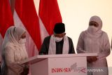 Wakil Presiden, KH Maâruf Amin (tengah) didampingi Gubernur Jatim Khofifah Indar Parawansa (kanan) meresmikan gedung Universitas KH A Wahab Hasbullah (UNWAHA) Tambakberas, Kabupaten Jombang, Jawa Timur, Sabtu (4/6/2022). Kunjungan kerja Wapres KH Ma'ruf Amin selama dua hari di Kabupaten Jombang itu untu menapak tilas ke sejumlah pondok pesantren tokoh pendiri Nahdlatul Ulama serta meresmikan gedung UNWAHA. ANTARA Jatim/Syaiful Arif/zk