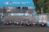 Pembalap melaju usai start pada balapan Formula E seri kesembilan di Jakarta International E-Prix Circuit (JIEC), Jakarta, Sabtu (4/6/2022). Pembalap Jaguar TCS Mitch Evans menjadi pemenang usai menjadi yang tercepat menyelesaikan putaran 40 lap dengan catatan waktu 48 menit 28, 424 detik, diikuti pembalap DS Techeetah Jean-ric Vergne (48 menit 29,157 detik) pembalap Rokit Venturi Racing Edoardo Mortara (48 menit 29,391 detik). ANTARA FOTO/Wahyu Putro A/nym.