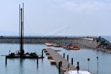 Pekerja menyelesaikan proyek pembangunan Pelabuhan Sanur di Denpasar, Bali, Sabtu (4/6/2022). Perkembangan pembangunan Pelabuhan Sanur tersebut saat ini telah mencapai 81 persen dan ditargetkan akan selesai pada bulan September mendatang. ANTARA FOTO/Fikri Yusuf/nym.
