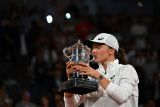 Reaksi dunia tenis atas sukses Swiatek juarai French Open