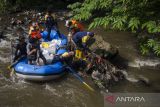 Relawan memungut sampah menggunakan perahu karet pada aliran Sungai Cikapundung, Bandung, Jawa Barat, Minggu (5/6/2022). Kegiatan tersebut sebagai upaya menjaga kebersihan Sungai Cikapundung yang membelah Kota Bandung agar tidak terjadi dampak kerusakan lingkungan serta bencana alam. ANTARA FOTO/Novrian Arbi/agr
