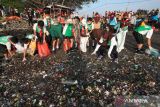 Sejumlah anggota Pramuka memunguti sampah di pantai dekat Jembatan Suramadu, Surabaya, Jawa Timur, Minggu (5/6/2022). Aksi di kawasan wisata pantai itu dalam rangka Hari Lingkungan Hidup Sedunia. ANTARA Jatim/Didik Suhartono/zk