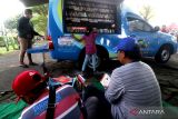 Warga memilih buku bacaan koleksi mobil perpustakaan keliling di Taman Hijau, Kediri, Jawa Timur, Minggu (5/6/2022). Mobil perpustakaan keliling milik pemerintah daerah yang bertujuan untuk meningkatkan minat baca masyarakat tersebut kembali beroperasi di tempat umum seiring mulai menurunnya COVID-19. ANTARA Jatim/Prasetia Fauzani/zk