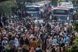 Sejumlah keluarga dan kerabat mengantarkan jamaah calon haji saat pelepasan keberangkatan di halaman Pemkab Bogor, Cibinong, Kabupaten Bogor, Jawa Barat, Sabtu (4/6/2022). Sebanyak 404 jamaah calon haji Kabupaten Bogor kelompok terbang (kloter) ketiga diberangkatkan menuju embarkasi haji Bekasi dan selanjutnya terbang menuju tanah suci Mekkah. ANTARA FOTO/Yulius Satria Wijaya/nym.