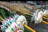 Warga menyelesaikan pembuatan penjor atau bambu yang dihiasi janur dan hasil bumi untuk menyambut Hari Raya Galungan di Denpasar, Bali, Senin (6/6/2022). Umat Hindu di Bali akan merayakan Hari Raya Galungan pada Rabu (8/6/2022) di tengah kelonggaran aturan PPKM level 2 dan melandainya kasus COVID-19 di Pulau Dewata. ANTARA FOTO/Nyoman Hendra Wibowo/nym.