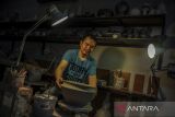 Perajin menyelesaikan produksi pot bunga di Chpottery Studio, Bandung, Jawa Barat, Senin (6/6/2022). Kementerian Koperasi dan UKM mencatat hingga 2 Juni 2022 realisasi penyaluran Kredit Usaha Rakyat (KUR) telah mencapai Rp147,65 triliun yang diberikan kepada 3,2 juta debitur atau setara dengan 39,50 persen dari target tahun ini. ANTARA FOTO/Raisan Al Farisi/agr