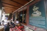  Pengunjung berbincang di rumah masa kecil Bung Karno Situs Persada Soekarno Ndalem Pojok, Kediri, Jawa Timur, Minggu (5/6/2022). Rumah masa kecil presiden pertama Republik Indonesia tersebut sebagai wahana edukasi sejarah yang dibuka untuk umum secara gratis. ANTARA Jatim/Prasetia Fauzani/zk