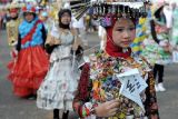 Peserta Karnaval Lingkungan Hidup mengenakan kostum dengan hiasan aksesori dari berbagai bahan yang didaur ulang melintas di Jalan A Yani, Telanaipura, Jambi, Minggu (5/6/2022). Kegiatan diikuti seribu lebih peserta dari perwakilan sekolah se-Kota Jambi bertujuan untuk mengkampanyekan penyelamatan lingkungan sejak dini dan digelar dalam rangkaian Pekan Rakyat Lingkungan Hidup Walhi di Jambi. ANTARA FOTO/Wahdi Septiawan/tom.