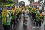 Petugas kebersihan atau srikandi sampah melakukan aksi longmarch dalam rangkaian memperingati hari Lingkungan Hidup Sedunia di Kota Tasikmalaya, Jawa Barat, Senin (6/6/2022). Aksi tersebut digelar oleh Dinas Lingkungan Hidup Kota Tasikmalaya dengan membunyikan 50 kokol untuk mengingatkan kesadaran masyarakat untuk menjaga lingkungan dan terbebas dari sampah plastik. ANTARA FOTO/Adeng Bustomi/agr