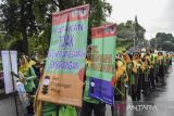 Petugas kebersihan atau srikandi sampah melakukan aksi longmarch dalam rangkaian memperingati hari lingkungan hidup sedunia di Kota Tasikmalaya, Jawa Barat, Senin (6/6/2022). Aksi tersebut digelar oleh Dinas Lingkungan Hidup Kota Tasikmalaya dengan membunyikan 50 kokol untuk mengingatkan kesadaran masyarakat untuk menjaga lingkungan dan terbebas dari sampah plastik. ANTARA FOTO/Adeng Bustomi/agr