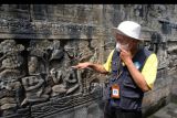 Petugas Balai Konservasi Borobudur (BKB) menunjukkan bagian batu candi yang rusak di Candi Borobudur, Magelang, Jawa Tengah, Selasa (7/6/2022). BKB menyatakan banyak bagian struktur Candi Borobudur yang tergerus atau rusak akibat banyaknya pengunjung dan kurangnya kesadaran wisatawan dalam menjaga dan melestarikan benda cagar budaya. ANTARA FOTO/Anis Efizudin/nym.