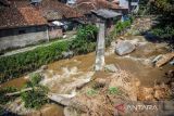 Jembatan terputus di Kampung Cimuncang, Ciwidey, Kabupaten Bandung, Jawa Barat, Selasa (7/6/2022). Banjir bandang yang terjadi pada Senin (6/6/2022) menyebabkan belasan rumah rusak ringan dan berat serta satu jembatan penguhubung antar desa terputus. ANTARA FOTO/Raisan Al Farisi/agr