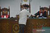 Terdakwa Kepala Bidang Pembibitan dan Produksi Dinas Peternakan Aceh, Alimin Hasan bersalaman dengan majelis hakim seusai sidang dengan agenda pembacaan putusan majelis hakim di Pengadilan Tipikor Banda Aceh, Aceh, Selasa (7/6/2022). Dua terdakawa dari pejabat Dinas Peternakan Aceh, Alimin Hasan dan Ichwan Perdana serta dua rekanan pemenang tender CV Menara Company divonis bebas oleh majelis hakim setelah tidak terbukti melakukan tindak pidana korupsi dalam kasus pengadaan sebanyak 225 ekor sapi Bali tahun 2017 dengan anggaran sebesar Rp3,4 miliar. ANTARA FOTO/Ampelsa.