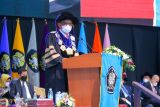 Rektor UP Prof. Edie Toet Hendratno ketika memberikan sambutan pada saat upcara wisuda Universitas Pancasila.