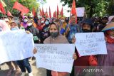 Petani yang tergabung dalam Komite Penggerakan Reforma Agraria melakukan aksi unjuk rasa di depan gedung DPRD Indramayu, Jawa Barat, Rabu (8/6/2022). Aksi petani tersebut menutut Pemerintah segera menyelesaikan konflik-konflik agraria dan menjalankan Reforma Agraria. ANTARA FOTO/Dedhez Anggara/agr
