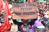 Petani yang tergabung dalam Komite Penggerakan Reforma Agraria melakukan aksi unjuk rasa di depan gedung DPRD Indramayu, Jawa Barat, Rabu (8/6/2022). Aksi petani tersebut menutut Pemerintah segera menyelesaikan konflik-konflik agraria dan menjalankan Reforma Agraria. ANTARA FOTO/Dedhez Anggara/agr
