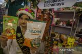 Seorang Nok Dermayu menunjukkan olahan kuliner yang dipamerkan pada Festival Food Ethnic 2022 di Bandung, Jawa Barat, Rabu (8/6/2022). Festival tersebut menampilkan produk olahan pangan berbasis karbohidrat nonterigu-nonberas dan protein ayam guna mengenalkan serta memasarkan produk kuliner UMKM Jawa Barat. ANTARA FOTO/Novrian Arbi/agr
