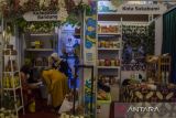 Pengunjung melihat  olahan kuliner yang dipamerkan dan dijual di Festival Food Ethnic 2022 di Bandung, Jawa Barat, Rabu (8/6/2022). Festival tersebut menampilkan produk olahan pangan berbasis karbohidrat nonterigu-nonberas dan protein ayam guna mengenalkan serta memasarkan produk kuliner UMKM Jawa Barat. ANTARA FOTO/Novrian Arbi/agr
