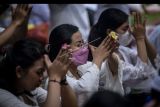 Umat Hindu mengikuti persembahyangan Hari Raya Galungan di Pura Aditya Jaya, Rawamangun, Jakarta, Rabu (8/6/2022). Hari Raya Galungan yang merupakan hari merayakan kemenangan kebaikan (Dharma) melawan kejahatan (Adharma). ANTARA FOTO/Aprillio Akbar/nym.