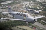 Pesawat Bonanza G-36 milik Skuadron 200 Wing Udara 2 Puspenerbal latihan terbang udara di Lanudal Juanda, Surabaya, Jawa Timur, Rabu (8/6/2022). Latihan tersebut dalam rangka persiapan 'Naval Air Base Open Day' pada HUT ke-66 Penerbangan TNI AL. ANTARA Jatim/Umarul Faruq/zk