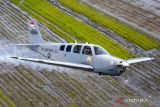 Pesawat Bonanza G-36 milik Skuadron 200 Wing Udara 2 Puspenerbal latihan terbang udara di Lanudal Juanda, Surabaya, Jawa Timur, Rabu (8/6/2022). Latihan tersebut dalam rangka persiapan 'Naval Air Base Open Day' pada HUT ke-66 Penerbangan TNI AL. ANTARA Jatim/Umarul Faruq/zk